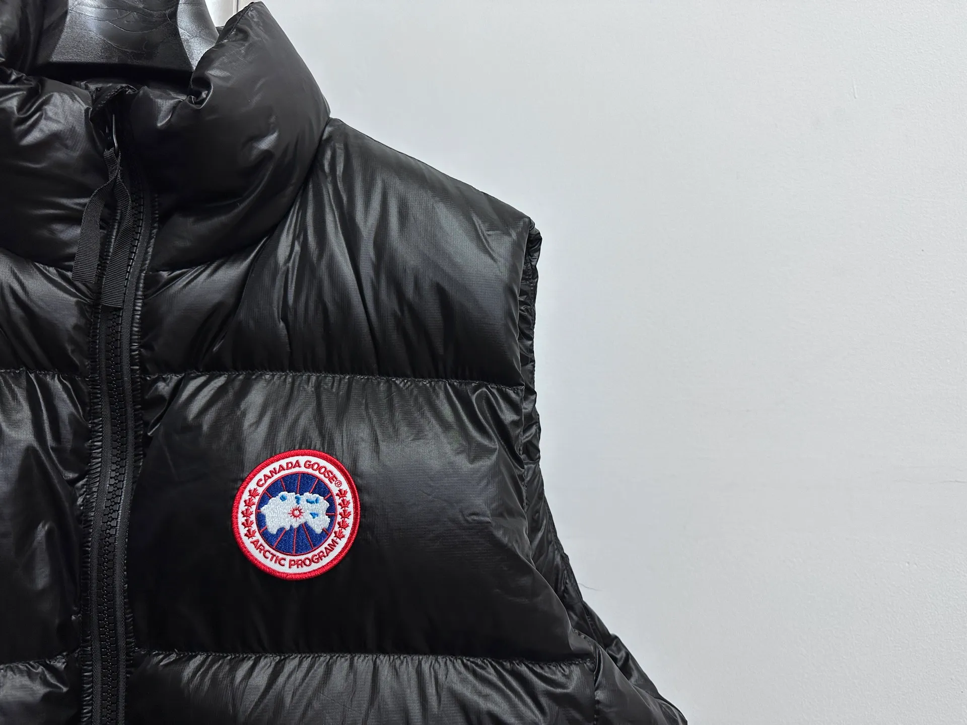 P560 [Canada Goose] Big Goose🦢Puff Down Vest has always been recognized as the warmest down jacket. Various Instagram celebrities, Internet celebrities, and celebrities often wear it for street photos. I make Canada Goose every year, but I still can't get rid of my love for it. No matter how cold the days are, there is no need to be afraid, because there is! Filled with 90% white duck down, it is the legendary warmest down jacket and is known as a must-have for Arctic outdoor sports! The most popular down jacket in the world, celebrities are rushing to buy it, it is a must-have! Size: XS-XL
